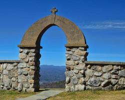 arco con vista sulle montagne foto