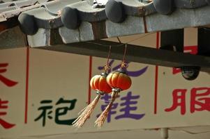 lanterne cinesi rosse in una giornata ventosa foto