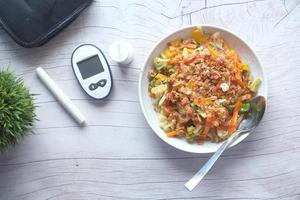 strumenti di misurazione del diabete e cibo sano sul tavolo foto