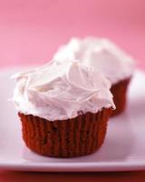 cupcakes di velluto rosso con glassa alla vaniglia foto