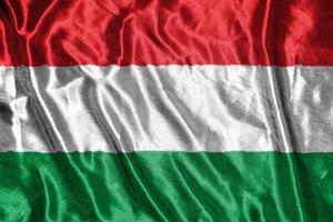 bandiera di stoffa dell'ungheria bandiera di raso sventolando la trama del tessuto della bandiera foto