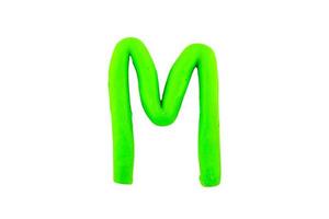alfabeto m inglese lettere colorate lettere fatte a mano modellate da argilla plastilina su sfondo bianco isolato foto