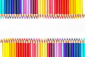 bastoncini di legno multicolori matite colorate in legno su sfondo bianco foto