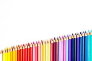 bastoncini di legno multicolori matite colorate in legno su sfondo bianco foto