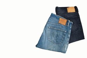 pantaloni in denim piegati, jeans blu e neri isolati su sfondo bianco. foto