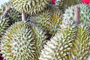 mucchio di frutti durian sul tavolo al mercato, tailandia. foto