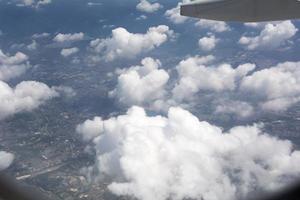 vista della nuvola di tramonto dall'aeroplano foto