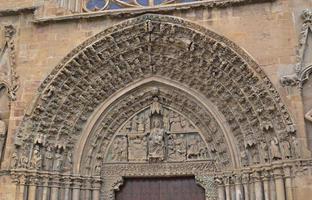 particolare del portico della chiesa di santa maria foto