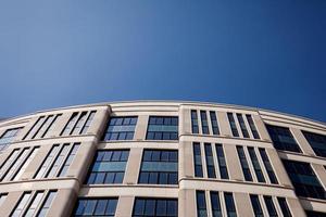 edificio semicircolare sopra il cielo foto