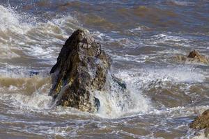 rocce sbattute dal mare in un varco di speranza foto