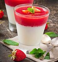 panna cotta da dessert con fragole fresche su fondo di legno vecchio foto