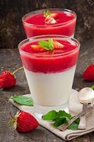 panna cotta da dessert con fragole fresche su fondo di legno vecchio foto