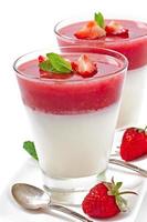 panna cotta da dessert con fragole fresche su fondo di legno vecchio foto