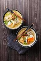 noodles di miso ramen asiatici con uovo, tofu ed enoki foto