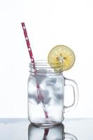 bicchiere di limonata e ghiaccio foto
