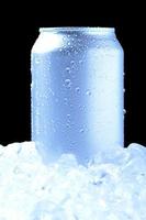 lattina di alluminio in ghiaccio con toni freddi foto
