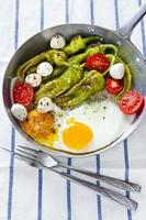 colazione in padella. uova fritte con insalata. foto