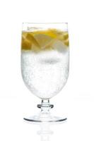 cocktail in un bicchiere isolato su un bianco foto
