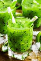succo verde fresco con kiwi e ghiaccio foto