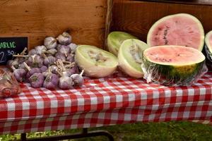 frutta fresca in mostra in un mercato degli agricoltori foto