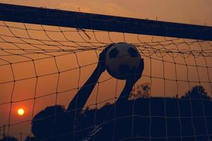 l'immagine ritagliata di giocatori sportivi che prendono la palla e il campo di calcio. concetto di immagine sportiva. foto