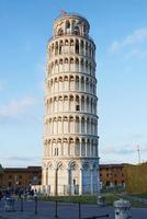 pisa, italia, 2021 - torre pendente di pisa su sfondo blu cielo foto