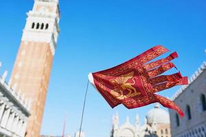 venezia, italia, 2021 - bandiera di venezia sul san marco foto