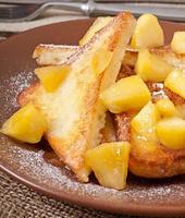 French toast con mele caramellate a colazione foto