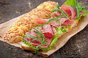 panino con salame, lattuga, pomodoro e rucola foto