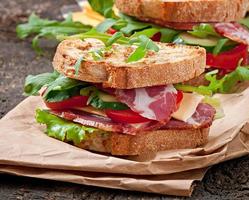 panino con prosciutto, formaggio e verdure fresche foto