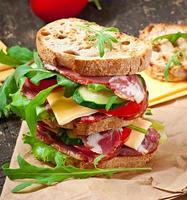 panino con prosciutto, formaggio e verdure fresche foto