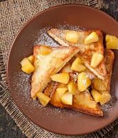 French toast con mele caramellate a colazione foto