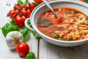 zuppa di pomodoro con aglio e basilico foto