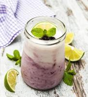 yogurt alla frutta fresca con more