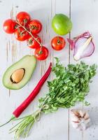 ingredienti guacamole - avocado, pomodori, cipolla, aglio, lime