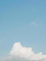 bianco nuvoloso sullo sfondo naturale del cielo blu, copia spazio per scrivere il testo foto