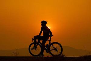 sagoma di un ciclista al tramonto in Thailandia. foto