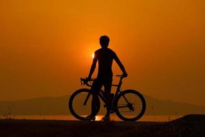 sagoma di un ciclista al tramonto in Thailandia. foto