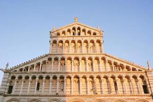 pisa, italia, 2021 - elemento architettonico del battistero e della cattedrale di pisa. piazza dei miracoli, piazza della cattedrale foto