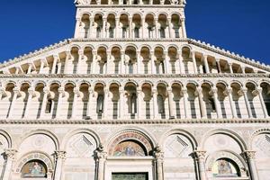 pisa, italia, 2021 - elemento architettonico del battistero e della cattedrale di pisa. piazza dei miracoli, piazza della cattedrale foto