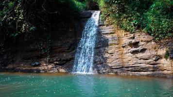 bella cascata con acqua turchese foto