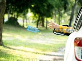 la donna ha lanciato una bottiglia d'acqua di plastica dopo aver bevuto tutta l'acqua nell'area del parco foto