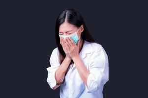 le donne asiatiche devono usare una maschera per coprire il viso per prevenire l'inquinamento da polvere foto