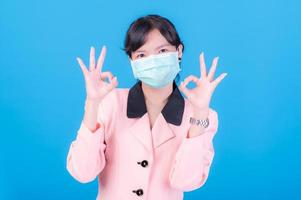 le donne d'affari asiatiche devono usare una maschera per coprire il viso per prevenire l'inquinamento da polvere foto