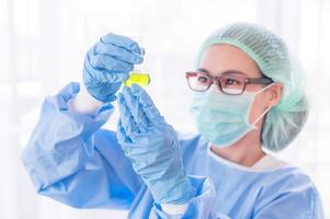 ricercatrici asiatiche stanno facendo test di chimica per analizzare i farmaci che verranno utilizzati durante lo scoppio del virus corona