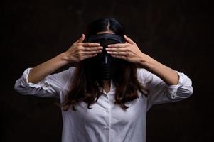 le donne asiatiche stressate devono usare una maschera antigas per prevenire l'inquinamento da polvere e prevenire l'infezione da virus che si diffondono nell'aria foto