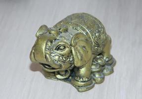 statuetta di elefante in bronzo con una proboscide rialzata isolata foto