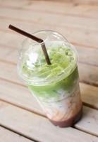 frullato di tè verde latte in bicchiere di plastica foto