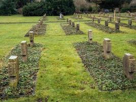 veduta di un cimitero con croci di pietra foto