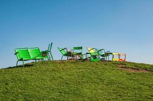 sedie sulla collina con erba verde foto